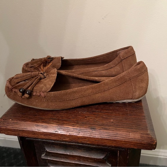 Minnetonka Brown Suede Fringe Feather Flat Moccasins - Picture 3 of 7